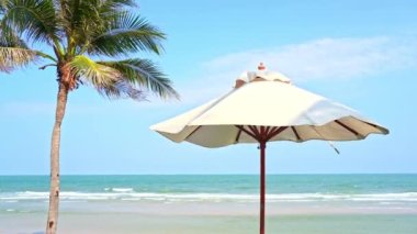 Güzel dalgalı denizin sakin görüntüleri.