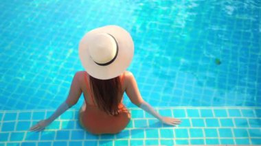 Güzel dalgalı denizin sakin görüntüleri.