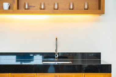 Mutfak odasının iç kısımlarında musluk var.