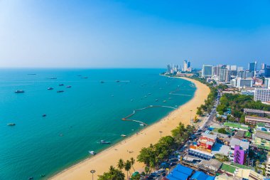 Beyaz bulut mavi gökyüzü ve Tayland 'ın Pattaya şehrindeki mimari yapı çevresindeki güzel tropikal sahil okyanus körfezi.