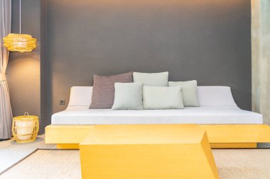 Oturma odasının iç dekorasyonunda yastık.