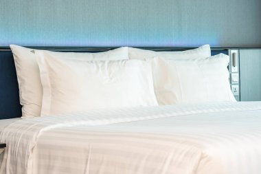 Güzel, lüks, rahat bir yastık ve yatak odasının iç dekorasyonu.