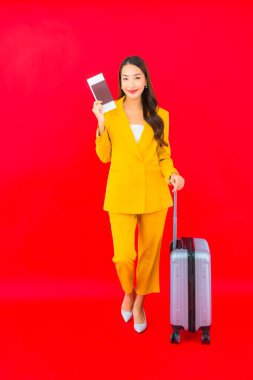 Çantalı, pasaportlu ve biletli güzel bir Asyalı kadın portresi.