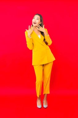 Portre güzel genç iş kadını Asyalı kadın kırmızı izole arka planda hareketli gülümseme