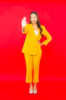Portre güzel genç iş kadını Asyalı kadın kırmızı izole arka planda hareketli gülümseme