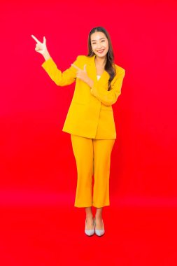 Portre güzel genç iş kadını Asyalı kadın kırmızı izole arka planda hareketli gülümseme