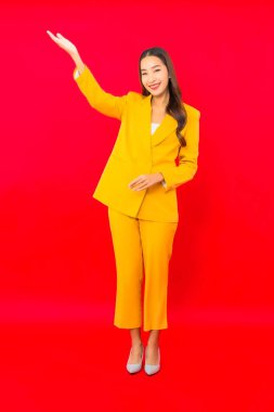 Portre güzel genç iş kadını Asyalı kadın kırmızı izole arka planda hareketli gülümseme