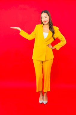 Portre güzel genç iş kadını Asyalı kadın kırmızı izole arka planda hareketli gülümseme