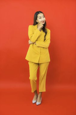 Portre güzel genç iş kadını Asyalı kadın kırmızı izole arka planda hareketli gülümseme