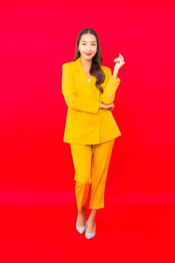 Portre güzel genç iş kadını Asyalı kadın kırmızı izole arka planda hareketli gülümseme