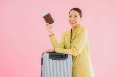 Güzel Asyalı iş kadını portresi, bavul çantası ve pasaport renginde.