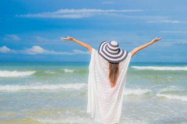 Güzel bir Asyalı kadının portresi. Plaj okyanusunda rahatla. Tatil gezisinde gülümse.