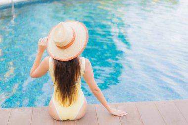 Güzel bir Asyalı kadın portresi. Rahatlayın. Tatil gezilerinde yüzme havuzunda rahatlayın.