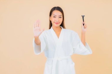 Geçmişinde traş olan güzel bir Asyalı kadın portresi.