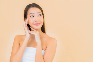 Renkli izole arka planda güzellik kozmetik makyaj konsepti olan güzel Asyalı kadın portresi