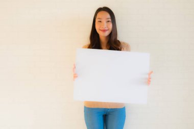 Güzel Asyalı genç kadınların portresi boş beyaz kart ve fotokopi alanı gösteriyor.