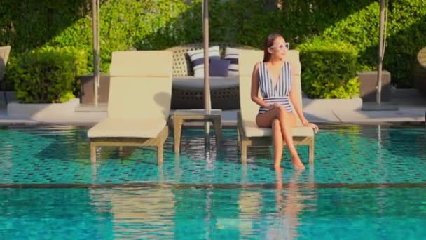 Material Archivo Hermosa Mujer Asiática Relajarse Sonrisa Ocio Alrededor Piscina — Vídeo de stock