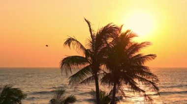 Güzel dalgalı denizin sakin görüntüleri.