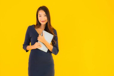 Sarı izole arka planda akıllı tabletli güzel Asyalı kadın portresi.