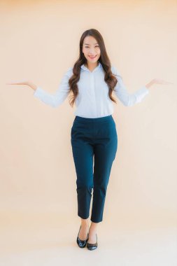 Güzel Asyalı iş kadını portresi izole edilmiş renk arka planında iş başında