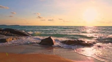 Güzel dalgalı denizin sakin görüntüleri.