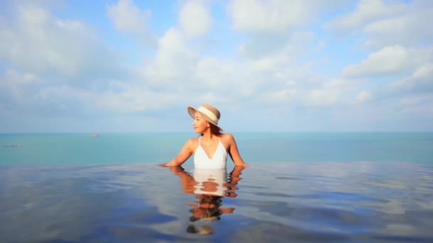 Material Archivo Hermosa Mujer Asiática Relajarse Sonrisa Ocio Alrededor Piscina — Vídeo de stock