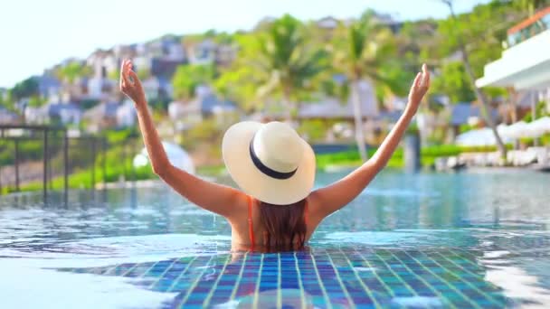 Material Archivo Hermosa Mujer Asiática Relajarse Sonrisa Ocio Alrededor Piscina — Vídeos de Stock