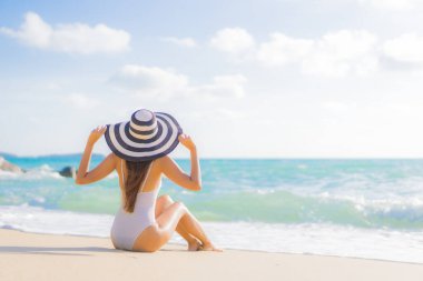 Güzel bir Asyalı kadının portresi. Rahatlayın. Plaj okyanusunda tatil yaparken gülümseyin.