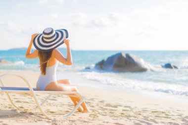 Güzel bir Asyalı kadının portresi. Rahatlayın. Plaj okyanusunda tatil yaparken gülümseyin.