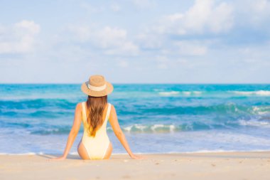 Güzel bir Asyalı kadının portresi. Rahatlayın. Plaj okyanusunda tatil yaparken gülümseyin.