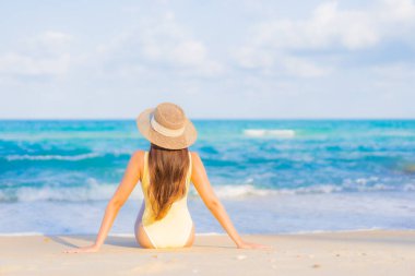 Güzel bir Asyalı kadının portresi. Rahatlayın. Plaj okyanusunda tatil yaparken gülümseyin.