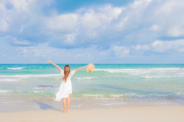 Güzel bir Asyalı kadının portresi. Rahatlayın. Gülümseyin.