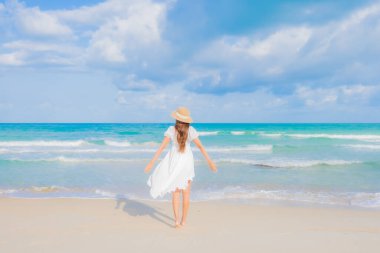 Güzel bir Asyalı kadının portresi. Rahatlayın. Gülümseyin.