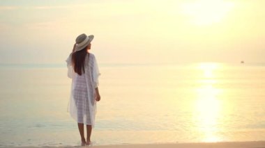 Güzel Asyalı kadının tatilde deniz kıyısındaki görüntüleri.