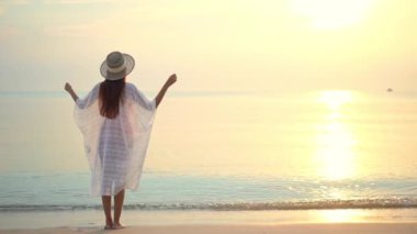 Güzel Asyalı kadının tatilde deniz kıyısındaki görüntüleri.