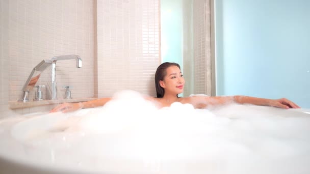 Güzel Asyalı Kadının Sabun Köpüğüyle Banyo Yaptığı Görüntüler — Stok video