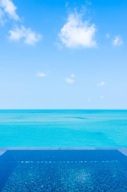 Deniz okyanusu, beyaz bulut ve seyahat için mavi gökyüzü manzaralı güzel sonsuzluk açık havuzu.