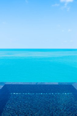 Deniz okyanusu, beyaz bulut ve seyahat için mavi gökyüzü manzaralı güzel sonsuzluk açık havuzu.