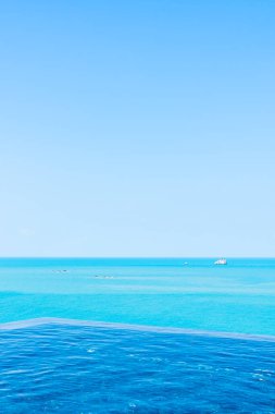 Deniz okyanusu, beyaz bulut ve seyahat için mavi gökyüzü manzaralı güzel sonsuzluk açık havuzu.