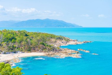 Yolculuk için mavi gökyüzü beyaz bulutlu güzel tropikal deniz okyanusu