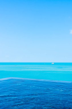 Deniz okyanusu, beyaz bulut ve seyahat için mavi gökyüzü manzaralı güzel sonsuzluk açık havuzu.