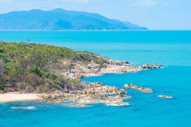 Yolculuk için mavi gökyüzü beyaz bulutlu güzel tropikal deniz okyanusu