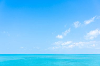 Yolculuk için mavi gökyüzü beyaz bulutlu güzel tropikal deniz okyanusu