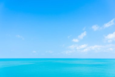 Yolculuk için mavi gökyüzü beyaz bulutlu güzel tropikal deniz okyanusu