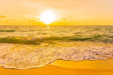 Günbatımında ya da gün doğumunda seyahat için güzel tropikal deniz okyanusu