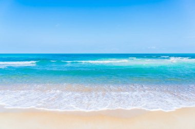 Yolculuk için beyaz bulutlu ve mavi gökyüzü arka planlı güzel tropikal deniz okyanusu