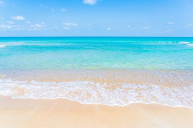 Yolculuk için beyaz bulutlu ve mavi gökyüzü arka planlı güzel tropikal deniz okyanusu