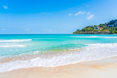 Yolculuk için beyaz bulutlu ve mavi gökyüzü arka planlı güzel tropikal deniz okyanusu