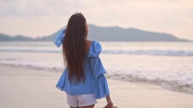 Güzel Asyalı kadının tatilde deniz kıyısındaki görüntüleri.