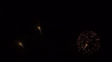 Gece gökyüzünde patlayan havai fişeklerin yakın çekim görüntüleri.